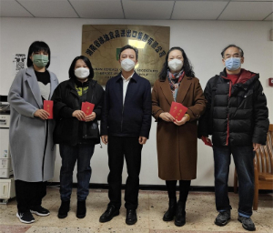 農(nóng)業(yè)集團黨委委員、副總經(jīng)理陳根榮慰問糧油集團困難黨員、困難職工