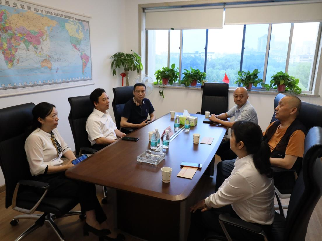 湖南農(nóng)業(yè)集團(tuán)黨委委員、副總經(jīng)理陳根榮走訪(fǎng)慰問(wèn)困難黨員